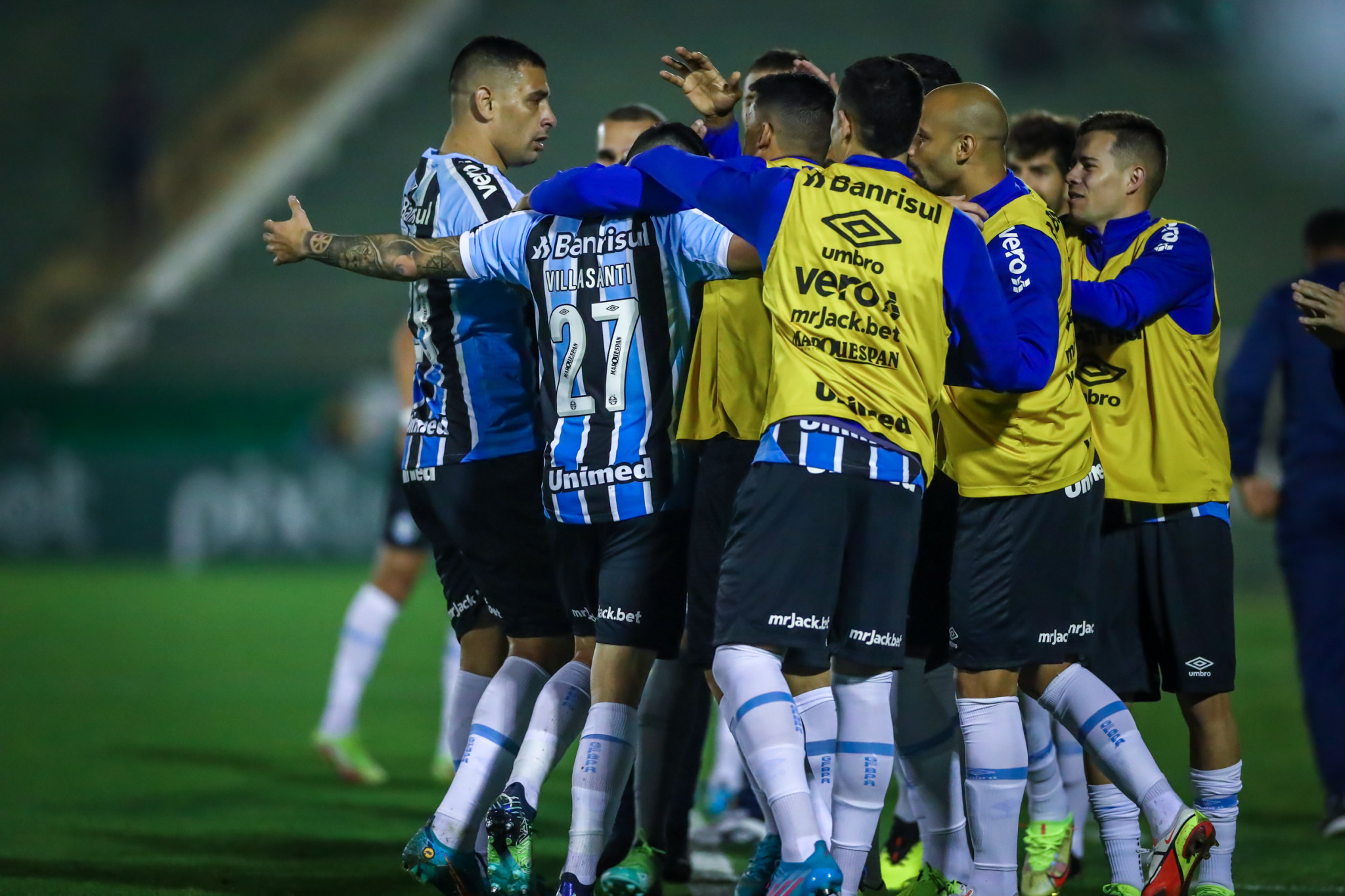 Com gols de Villasanti e Biel, Grêmio vence o Guarani e sobe na tabela