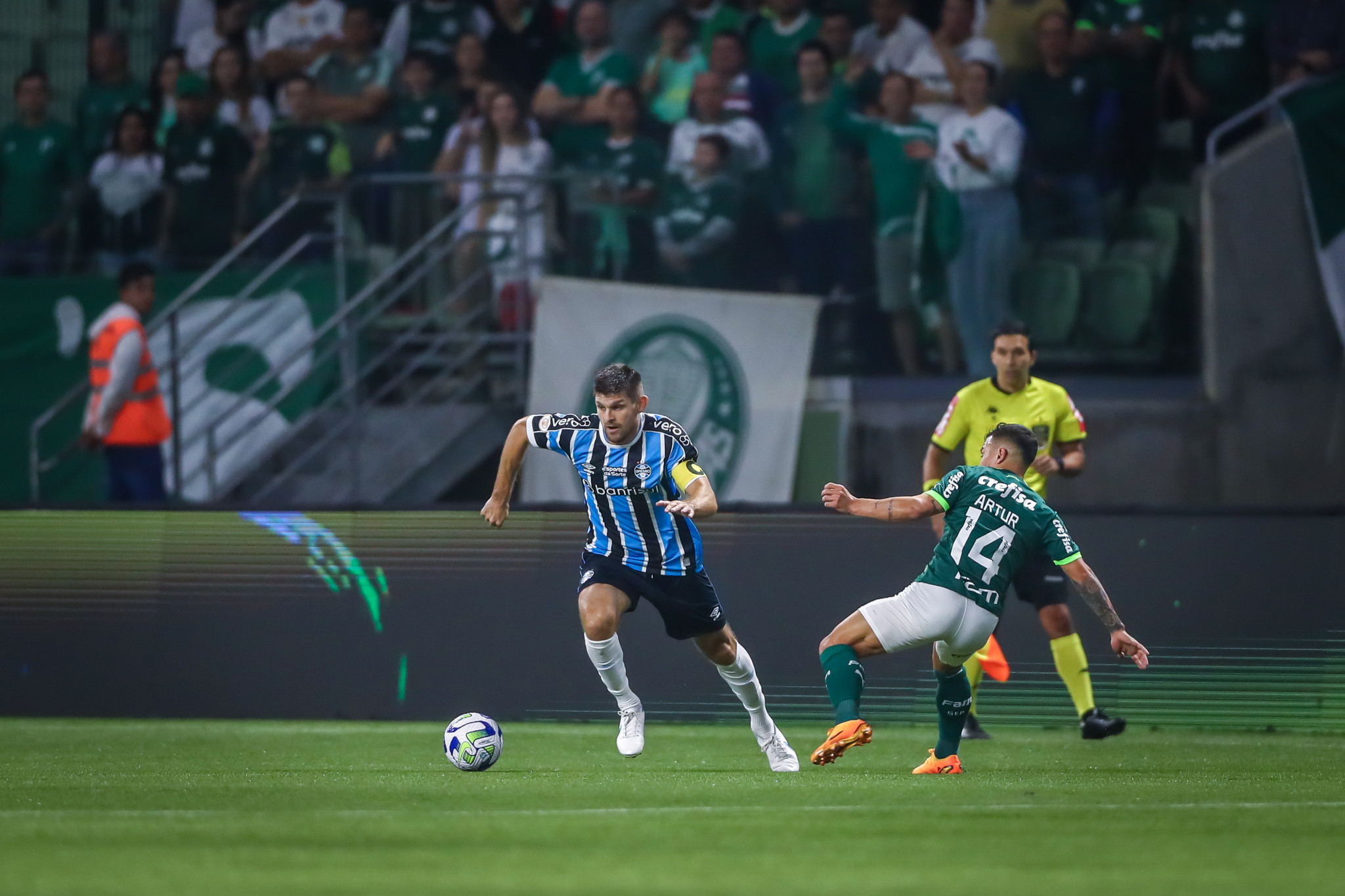 Players of Gremio during the game between Palmeiras and Gremio for the 34th  round of the Brazilian league, known locally as Campeonato Brasiliero. The  game took place at the Allianz Parque in